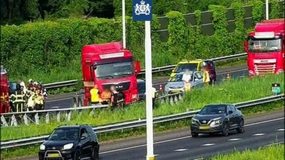 Hollanda'da A15 Otoyolunda Kaza: Kamyon Bariyerleri Aşarak Yoldan Çıktı görseli
