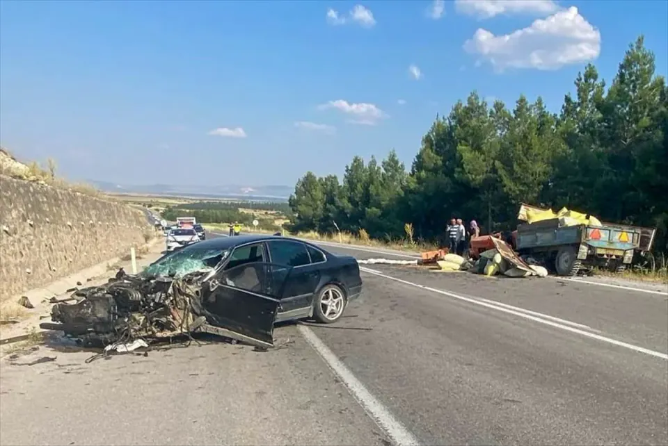 Uşak'ta Traktör ve Otomobil Çarpıştı: 4 Yaralı görseli
