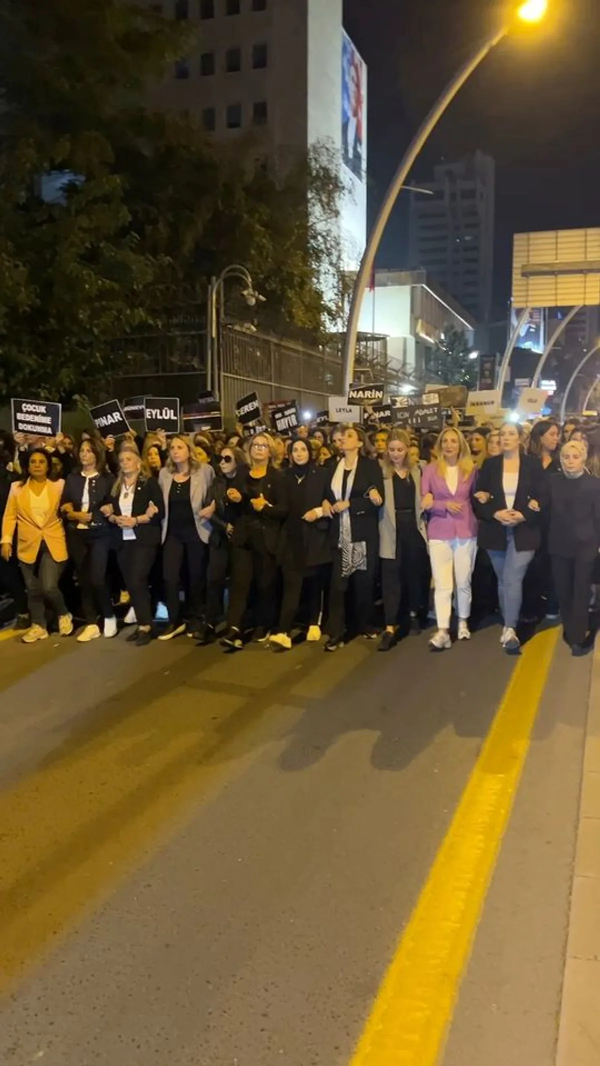 Dünya Kız Çocukları Günü'nde Kuğulu Park’tan Meclis’e Yürüyüş Dünya Kız Çocukları Günü'nde Kuğulu Park’tan Meclis’e Yürüyüş