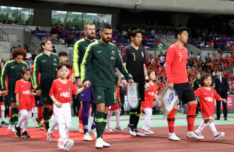 Socceroos'un Deneyimli Sol Beği Aziz Behich: Bir Kimlik Yolculuğu