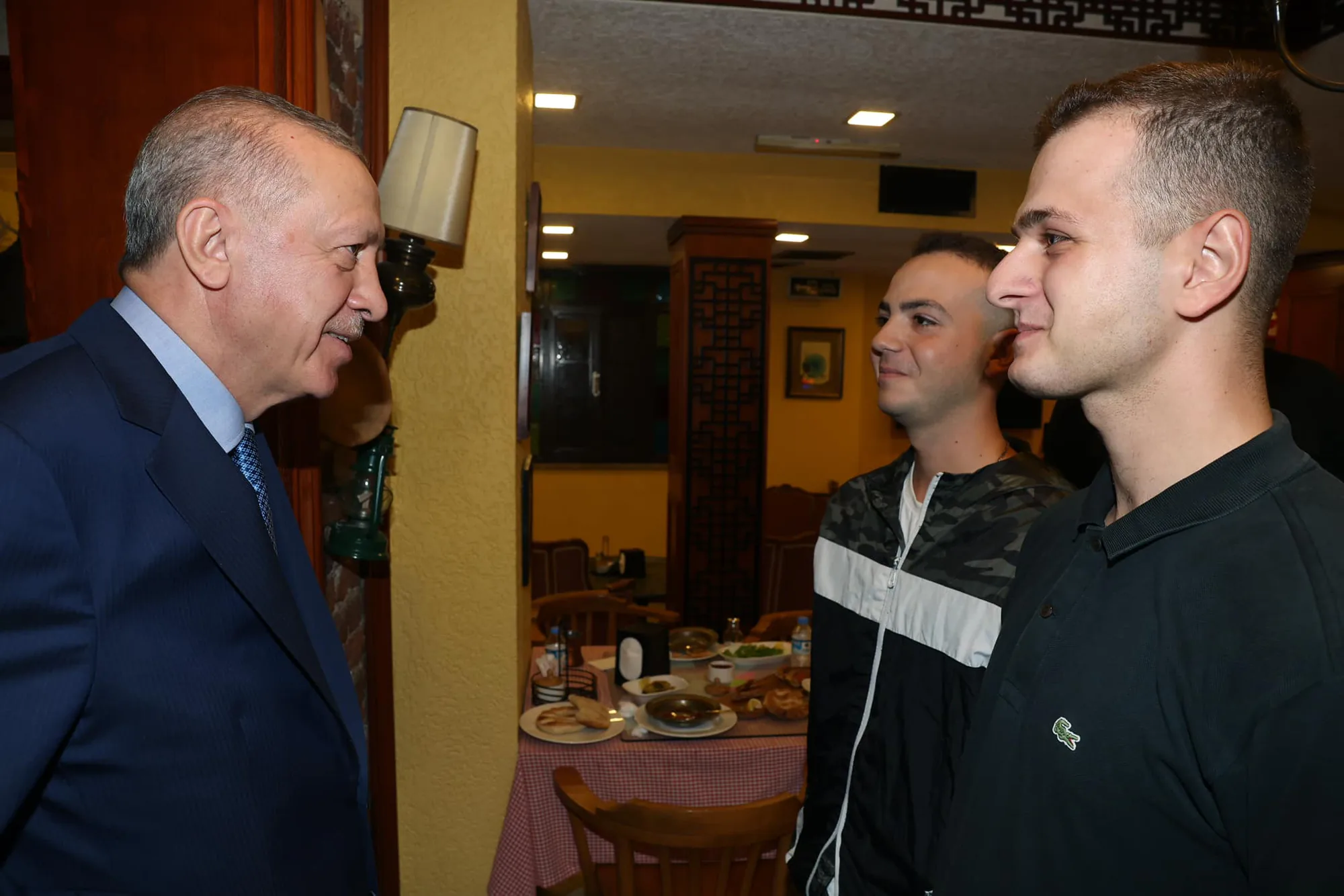 Cumhurbaşkanı Recep Tayyip Erdoğan Çengelköy'de Vatandaşlarla Bir Araya Geldi Cumhurbaşkanı Recep Tayyip Erdoğan Çengelköy'de Vatandaşlarla Bir Araya Geldi