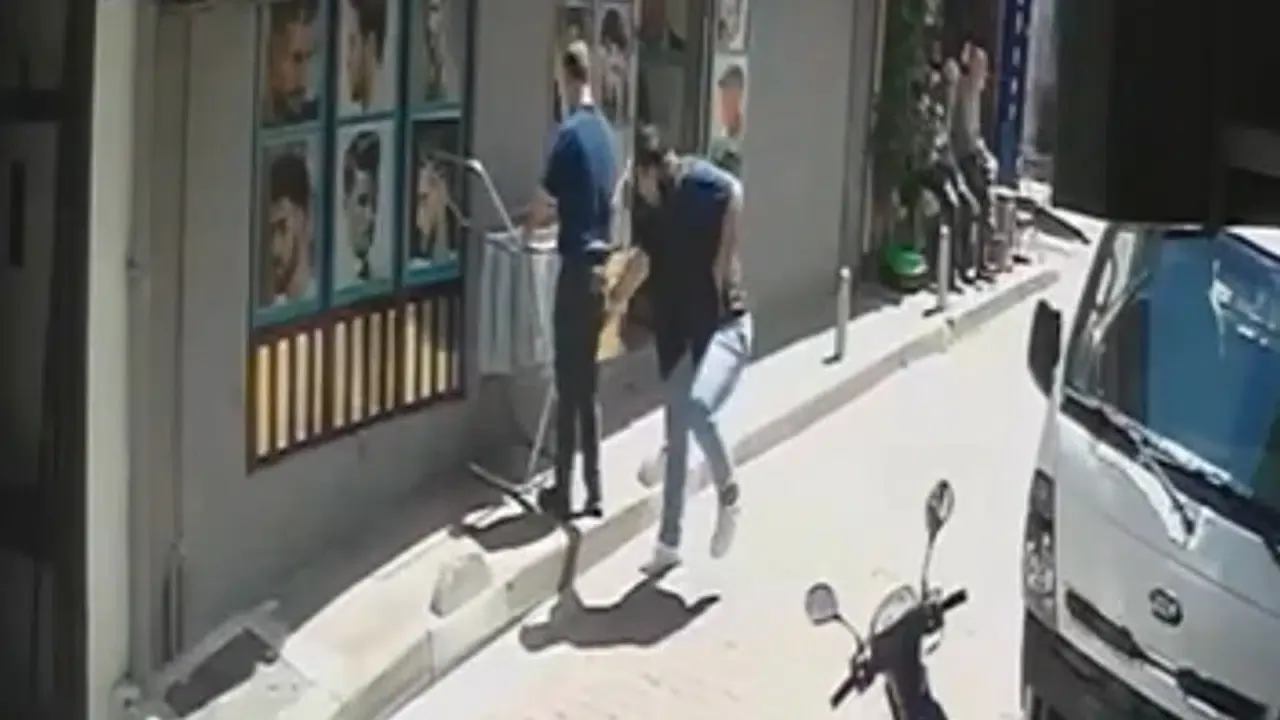 Gültepe'de Tıraş Takıntısı Kanlı Bitti: Berbere Bıçaklı Saldırı Gültepe'de Tıraş Takıntısı Kanlı Bitti: Berbere Bıçaklı Saldırı