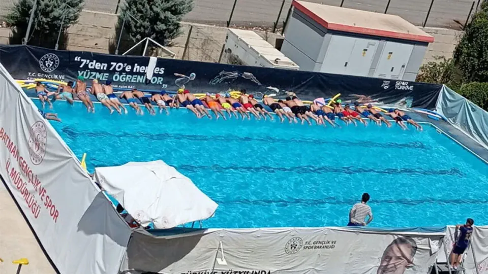 Tatil Dönüşü Kulak Ağrısına Dikkat: Kirli Havuzlar Enfeksiyonu Tetikliyor görseli