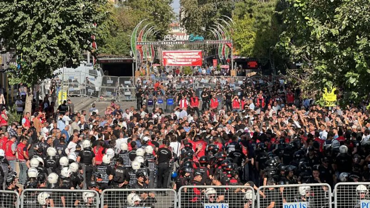 Miting Engellendi, Katılımcılar Yine Bir Araya Geldi Miting Engellendi, Katılımcılar Yine Bir Araya Geldi