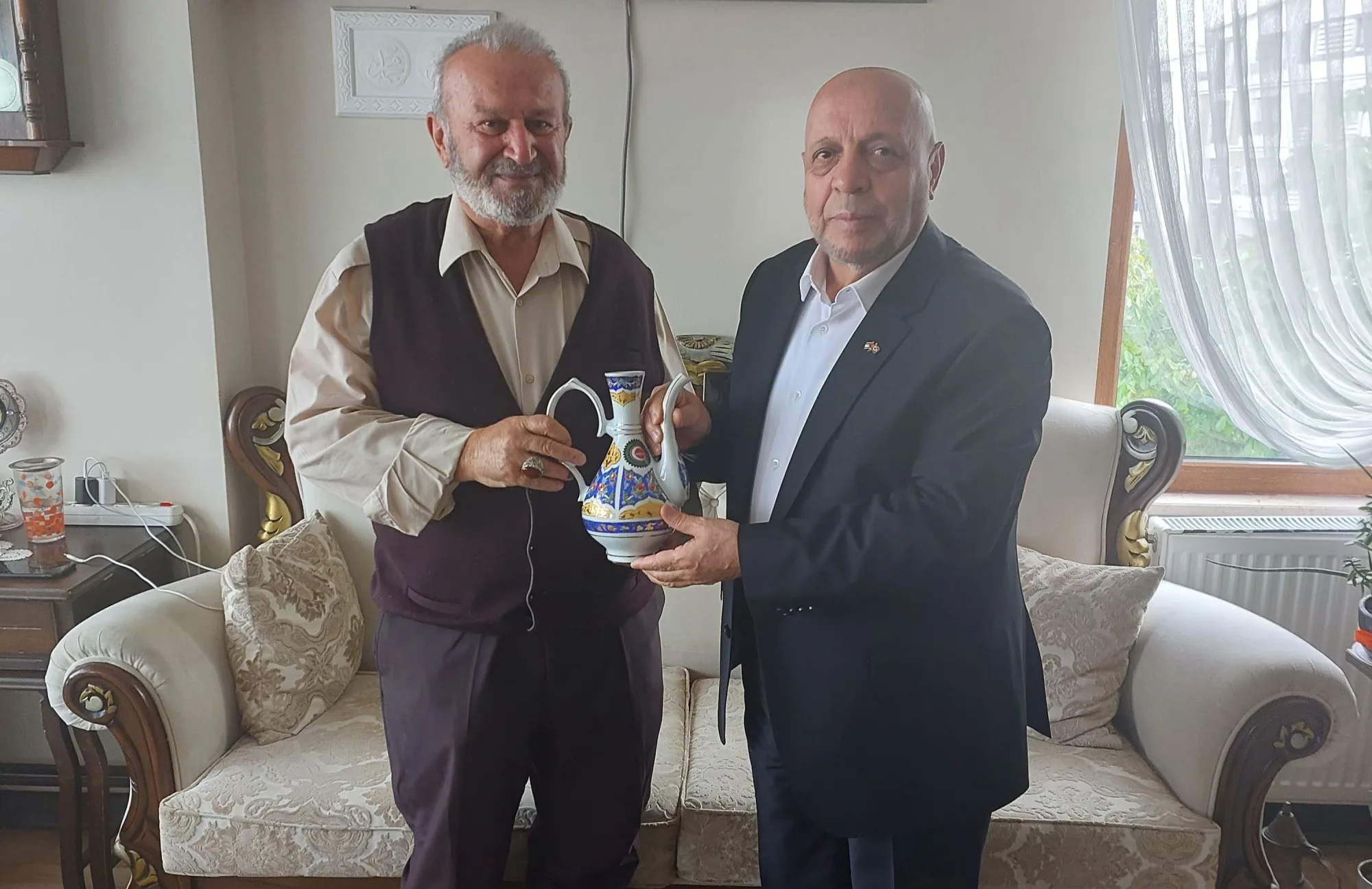 HAK-İŞ Genel Başkanı Mahmut Arslan, Aziz Yılmaz'ı Ziyaret Etti HAK-İŞ Genel Başkanı Mahmut Arslan, Aziz Yılmaz'ı Ziyaret Etti