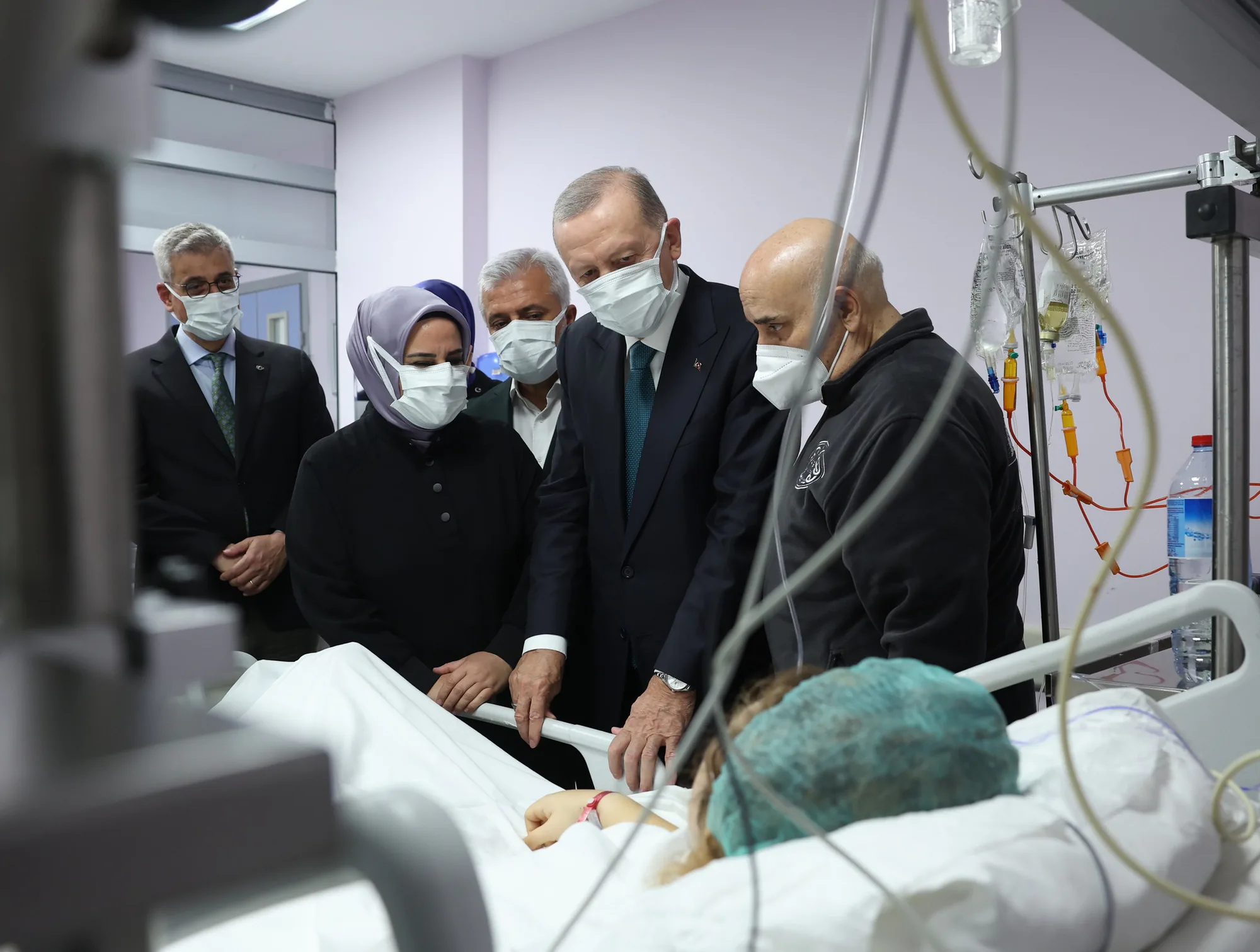 Erdoğan, Trafik Kazası Geçiren Genç Kolla Ziyaret Etti Erdoğan, Trafik Kazası Geçiren Genç Kolla Ziyaret Etti