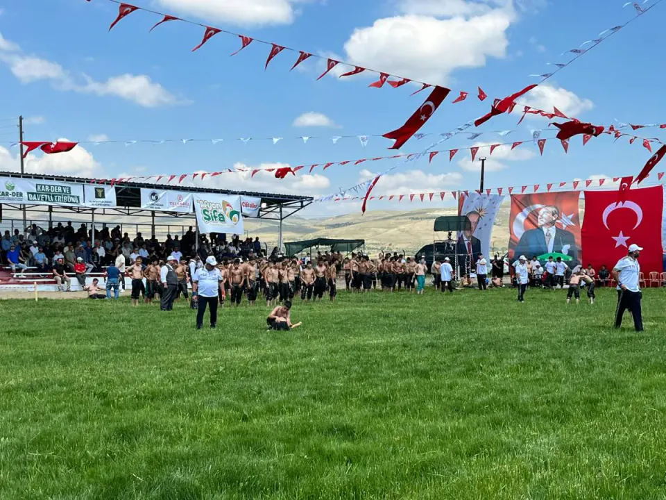 Karaadilli Yağlı Güreşleri'nde Dev Randevu: 25 Başpehlivan Er Meydanında görseli