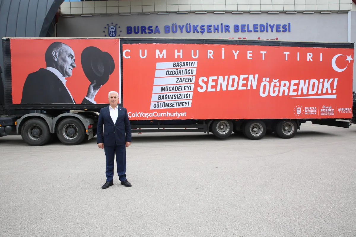 Bursa Büyükşehir Belediyesi, Cumhuriyet Tırı ile Bursalıları Cumhuriyet Bayramı coşkusuna sürükledi Bursa Büyükşehir Belediyesi, Cumhuriyet Tırı ile Bursalıları Cumhuriyet Bayramı coşkusuna sürükledi