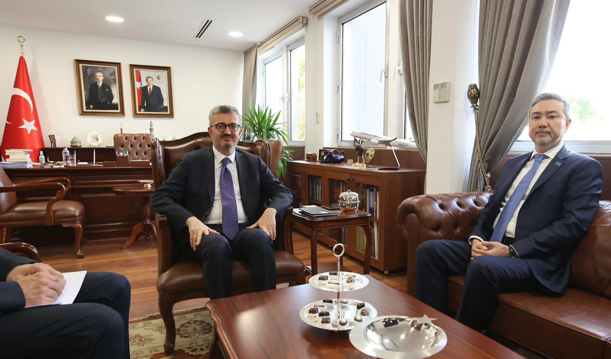 Bakan Yardımcısı Burhanettin Duran, Kazakistan Büyükelçisi Yerkebulan Sapiyev'i Kabul Etti Bakan Yardımcısı Burhanettin Duran, Kazakistan Büyükelçisi Yerkebulan Sapiyev'i Kabul Etti