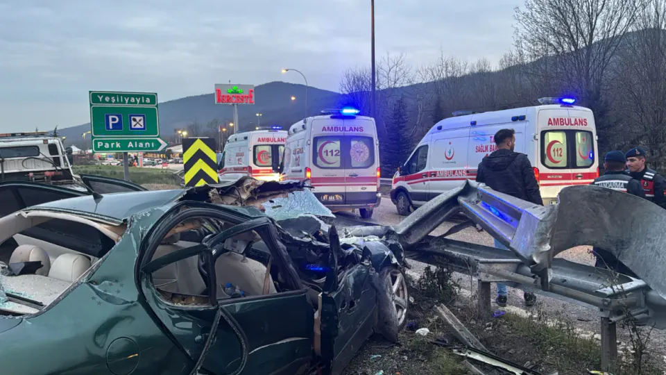 Anadolu Otoyolu Düzce Mevkiinde Kaza: Otomobil Bariyerlere Saplandı görseli