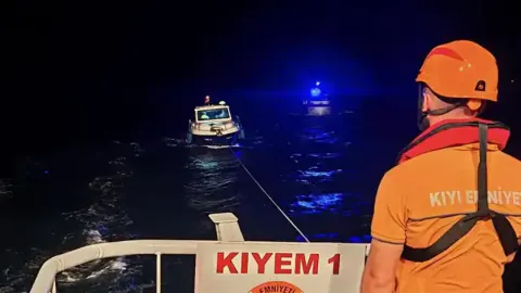Çanakkale Boğazı'nda Arıza Yapan Tekne ve 9 Yolcu Kurtarıldı