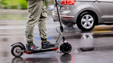 Almanya'da Pes Dedirten Olay: Önce Panelvanla Sonra E-Scooterla Yakalandı Almanya'da Pes Dedirten Olay: Önce Panelvanla Sonra E-Scooterla Yakalandı