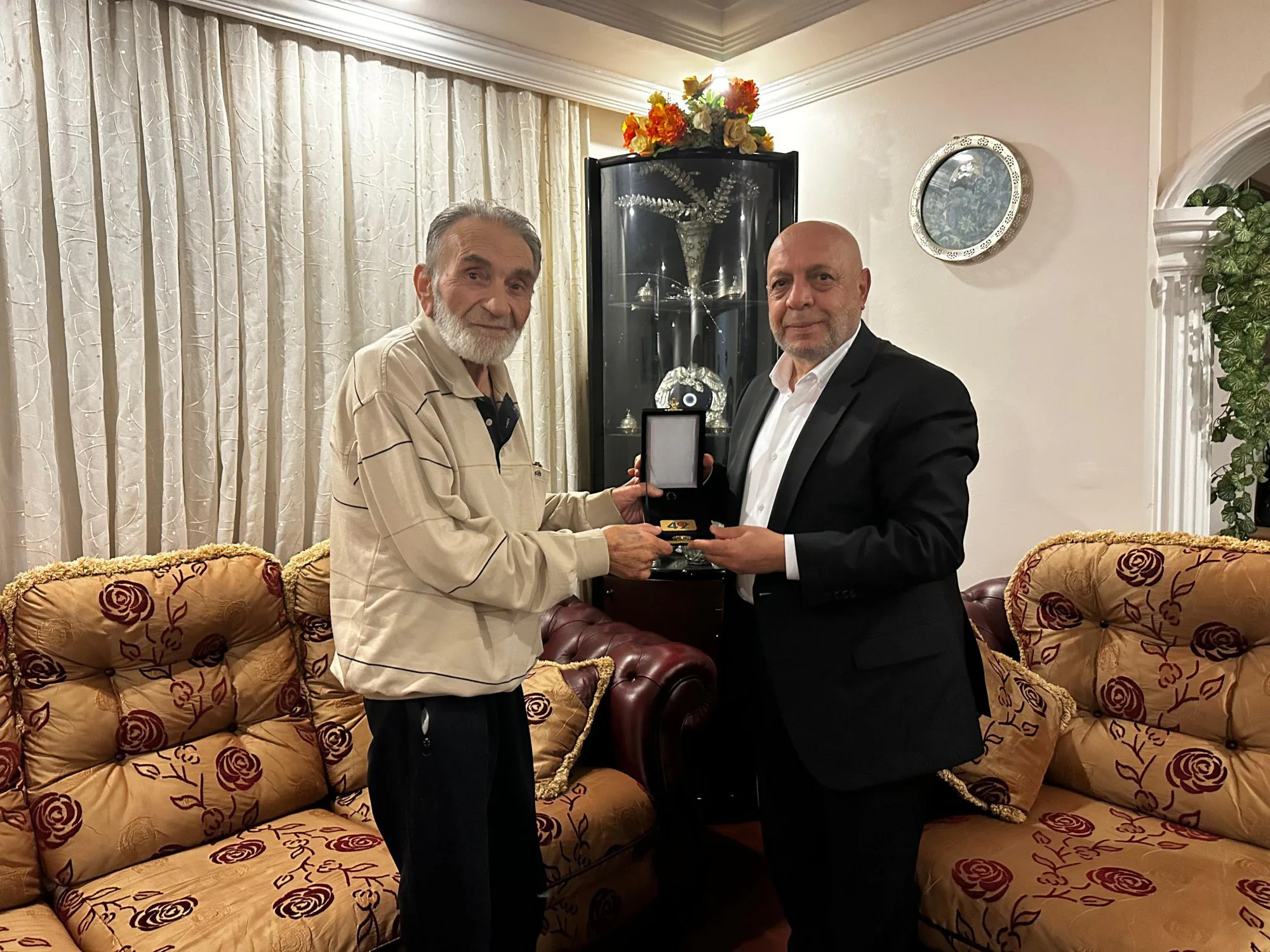 HAK-İŞ Genel Başkanı Mahmut Arslan, Zübeyir Yetik'i Ziyaret Etti HAK-İŞ Genel Başkanı Mahmut Arslan, Zübeyir Yetik'i Ziyaret Etti
