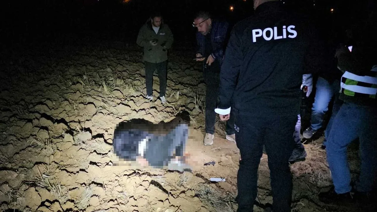 Çorum'da Tarlada Ölü Bulunan 23 Yaşındaki Genç: Soruşturma Başladı Çorum'da Tarlada Ölü Bulunan 23 Yaşındaki Genç: Soruşturma Başladı