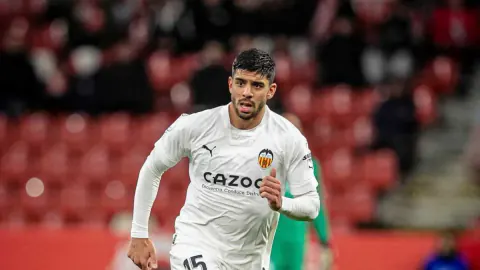 Trabzonspor Savunmaya Yerli Takviye Peşinde: Cenk Özkacar Gündemde