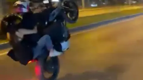 Malatya'da motosikletle tehlikeli manevra: Ön tekerlek havada, sürücü kayboldu