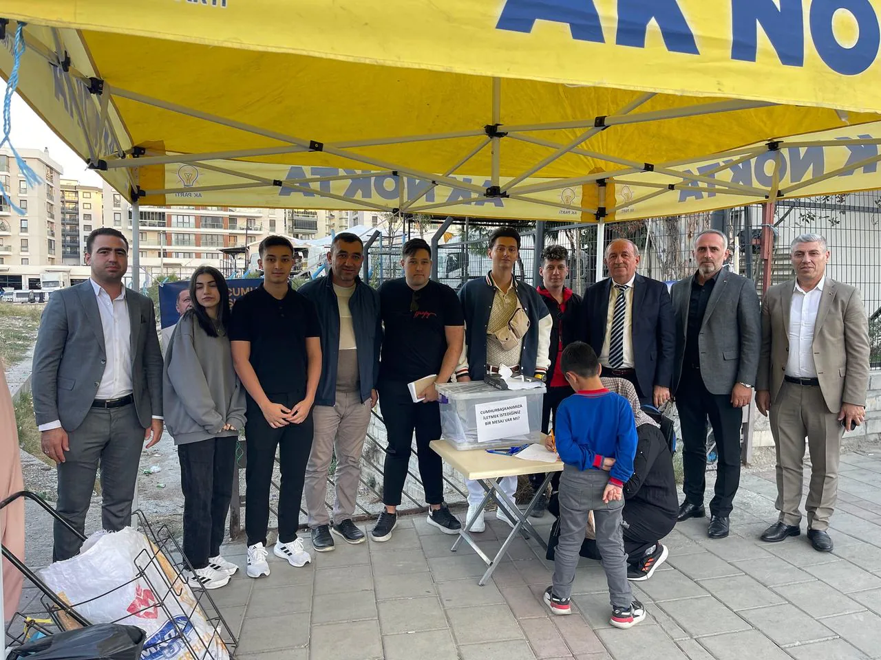 Eski İzmir Pazar Yeri'nde Açılan "Ak Nokta" Merkezi Yoğun İlgi Gördü Eski İzmir Pazar Yeri'nde Açılan "Ak Nokta" Merkezi Yoğun İlgi Gördü