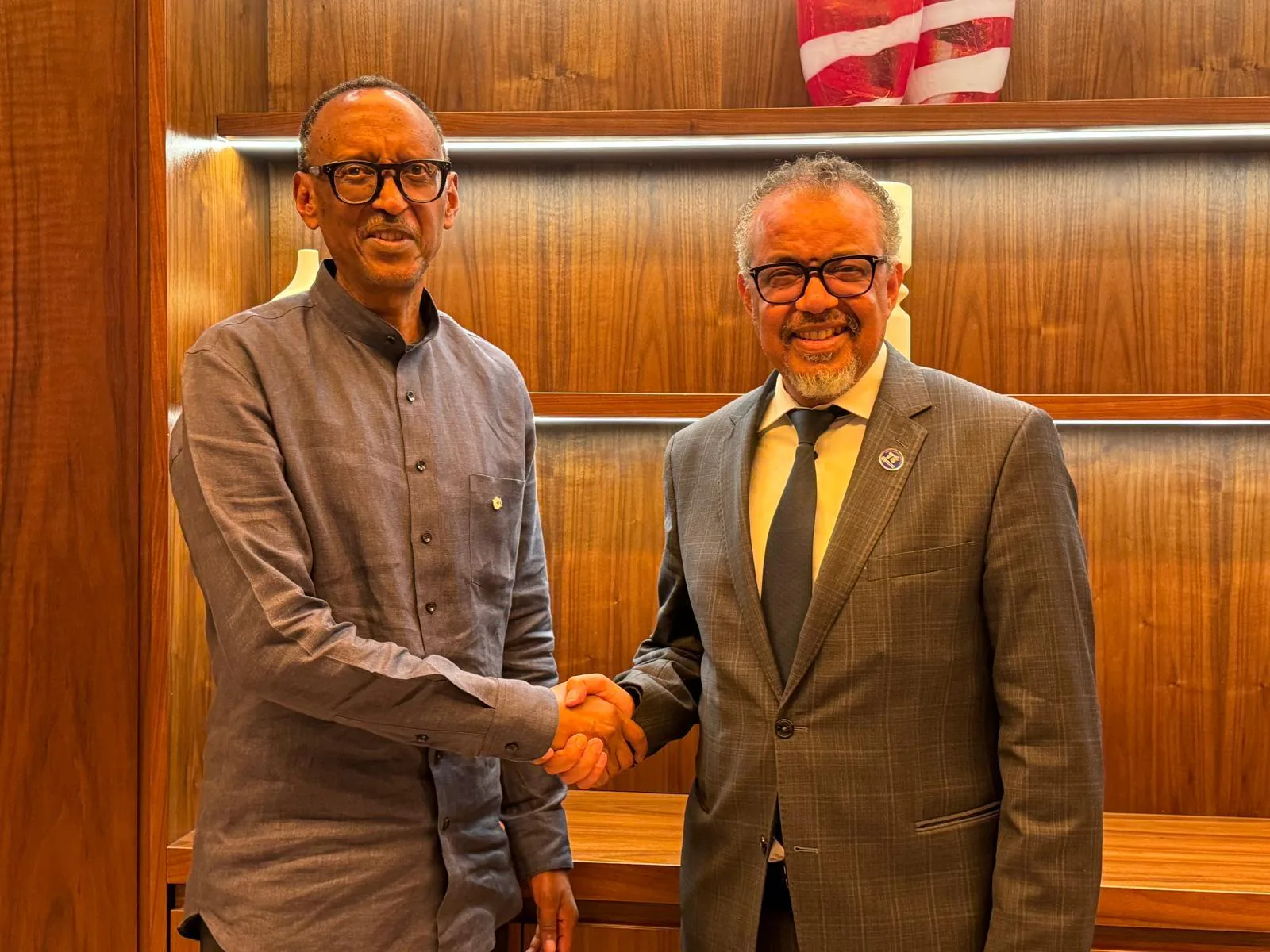 Kigali'de Cumhurbaşkanı Kagame ile Marburg Virüsü Salgını Hakkında Verimli Bir Görüşme Gerçekleştirdim Kigali'de Cumhurbaşkanı Kagame ile Marburg Virüsü Salgını Hakkında Verimli Bir Görüşme Gerçekleştirdim