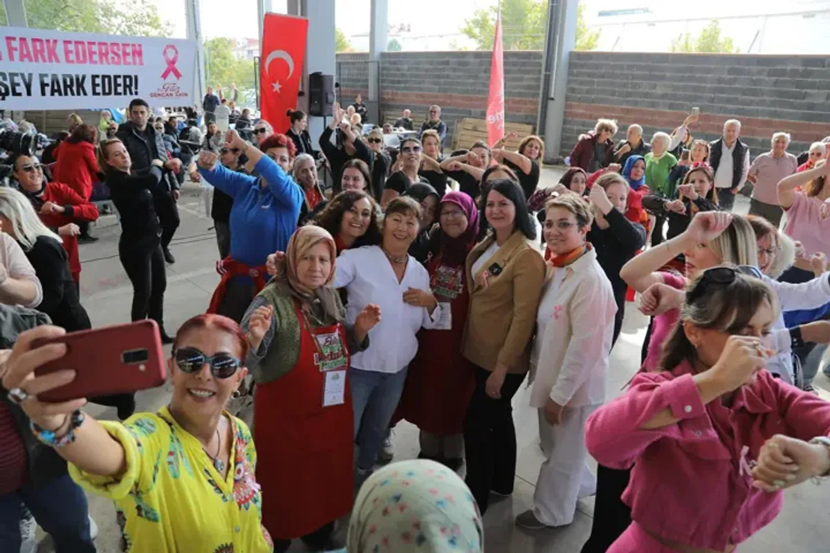 Edirne Belediyesi'nin düzenlediği Meme Kanseri Farkındalık Ayı etkinliği Edirne Belediyesi'nin düzenlediği Meme Kanseri Farkındalık Ayı etkinliği