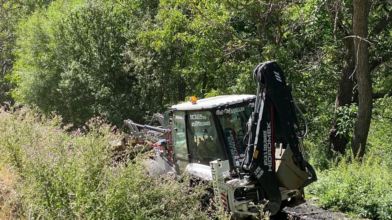 Hizan İlçe Özel İdaresi'nden tarıma yönelik arazi yolu hamlesi: Çalışmalar aralıksız sürüyor Hizan İlçe Özel İdaresi'nden tarıma yönelik arazi yolu hamlesi: Çalışmalar aralıksız sürüyor