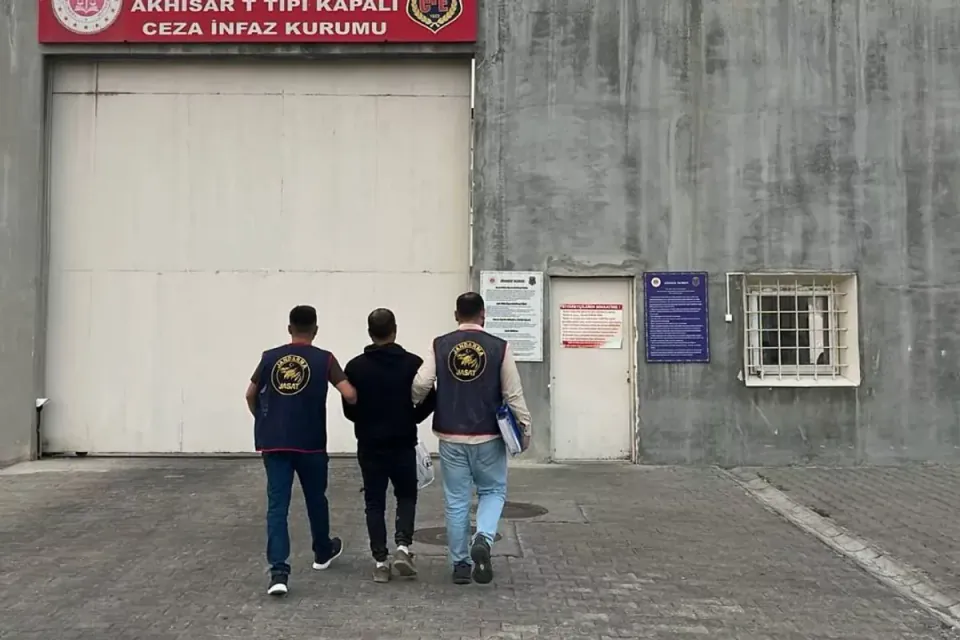 Manisa'da 78 yıl hapis cezasıyla aranan zanlı yakalandı, cezaevine gönderildi görseli
