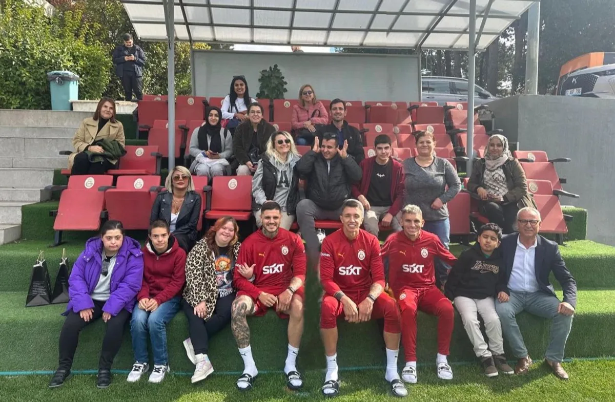 Edirneli özel gereksinimli sporcular Galatasaray'ı ziyaret etti Edirneli özel gereksinimli sporcular Galatasaray'ı ziyaret etti