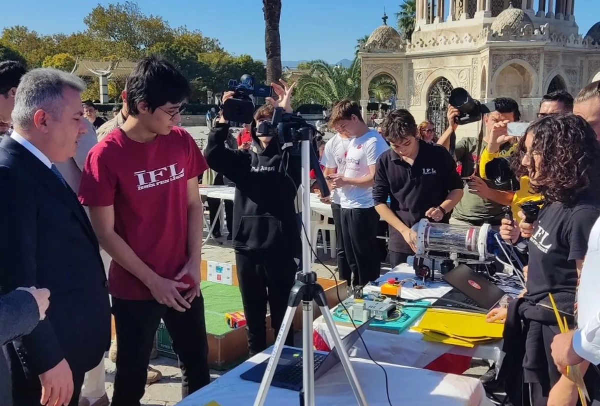 İzmir'de Robotik Projeler Sergisi Gerçekleştirildi İzmir'de Robotik Projeler Sergisi Gerçekleştirildi