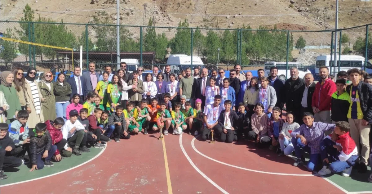 Sason Yücebağ Beldesi'nde Voleybol Turnuvası Düzenlendi Sason Yücebağ Beldesi'nde Voleybol Turnuvası Düzenlendi