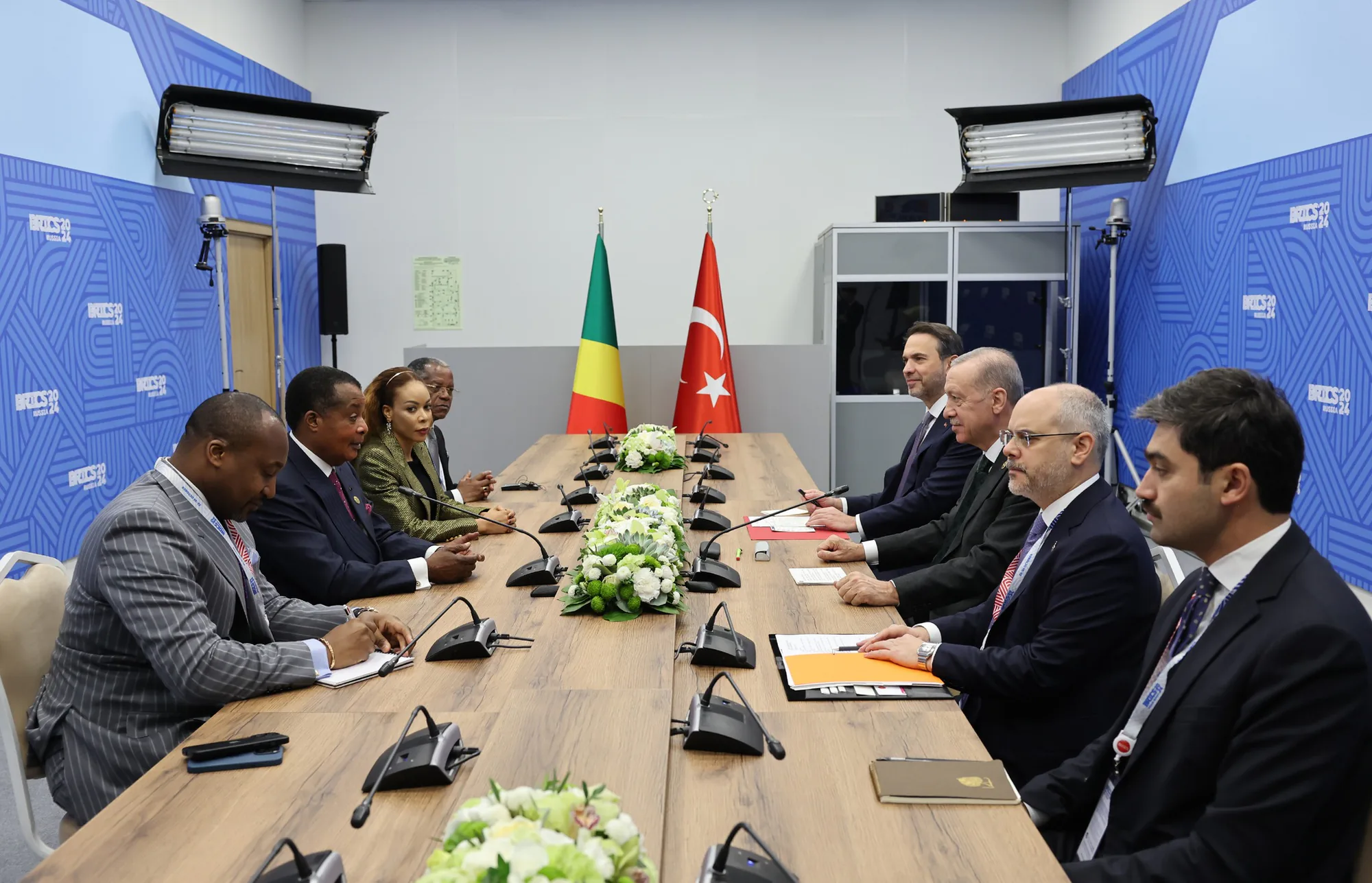 Cumhurbaşkanı Recep Tayyip Erdoğan Tataristan'da BRICS Zirvesi'nde Kongo Cumhuriyeti Cumhurbaşkanı ile bir araya geldi Cumhurbaşkanı Recep Tayyip Erdoğan Tataristan'da BRICS Zirvesi'nde Kongo Cumhuriyeti Cumhurbaşkanı ile bir araya geldi
