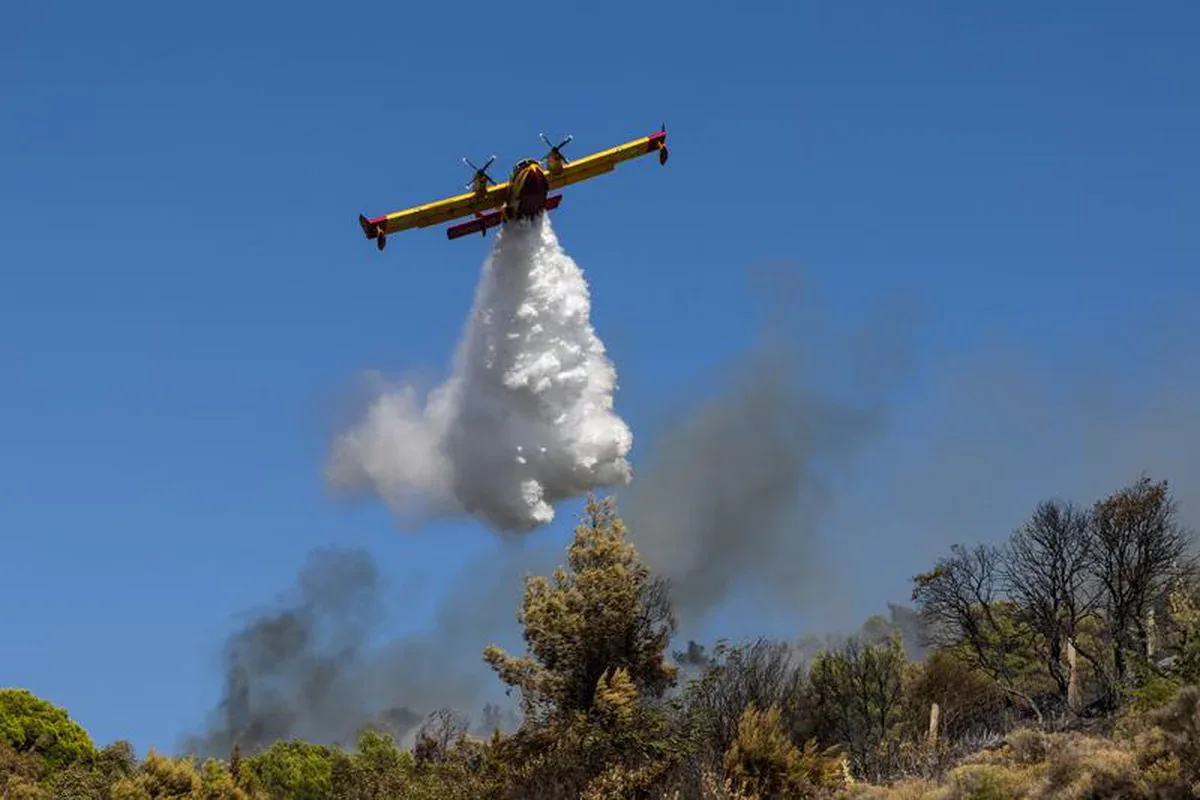 Yunanistan'da Orman Yangınına Müdahale Eden İki Helikopter Havada Çarpıştı Yunanistan'da Orman Yangınına Müdahale Eden İki Helikopter Havada Çarpıştı