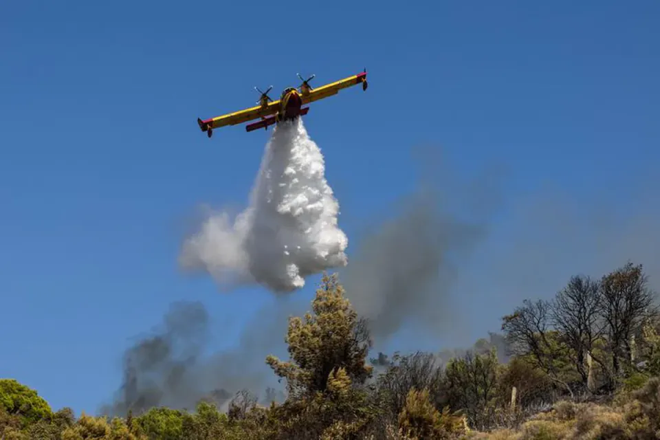 Yunanistan'da Orman Yangınına Müdahale Eden İki Helikopter Havada Çarpıştı görseli