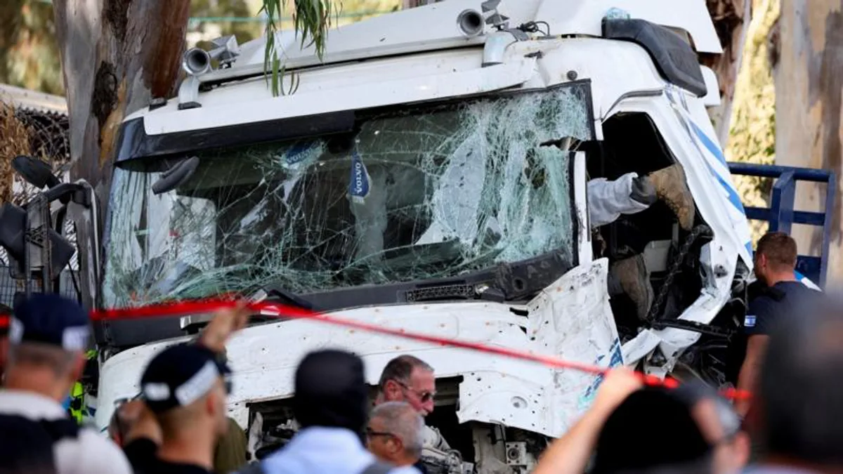 İsrail'in Gliot Şehrinde Kamyon Saldırısı: Onlarca Kişi Yaralandı İsrail'in Gliot Şehrinde Kamyon Saldırısı: Onlarca Kişi Yaralandı