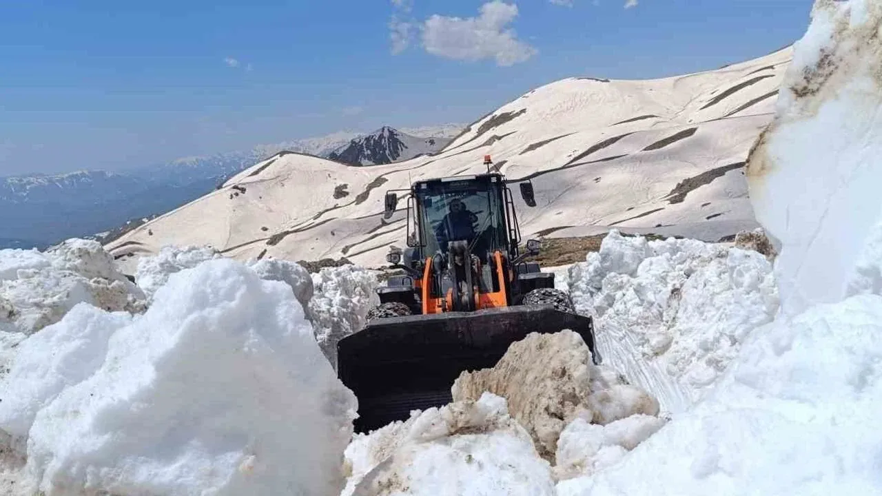 Haziran'da 3 Metre Kar: Hakkari ve Van Arasındaki Alternatif Yol Açılıyor Haziran'da 3 Metre Kar: Hakkari ve Van Arasındaki Alternatif Yol Açılıyor