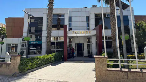 Seferihisar Belediyesi'nde rüşvet operasyonu: 43 şüpheli yakalandı, 5 zanlı firarı