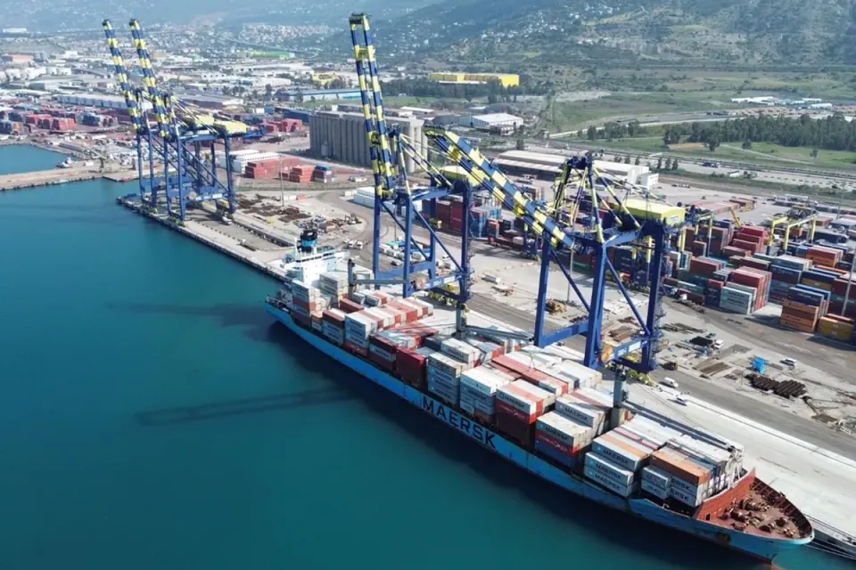 Dış Ticaret Açığı Geriledi: İhracat ve İthalat Verileri Açıklandı görseli
