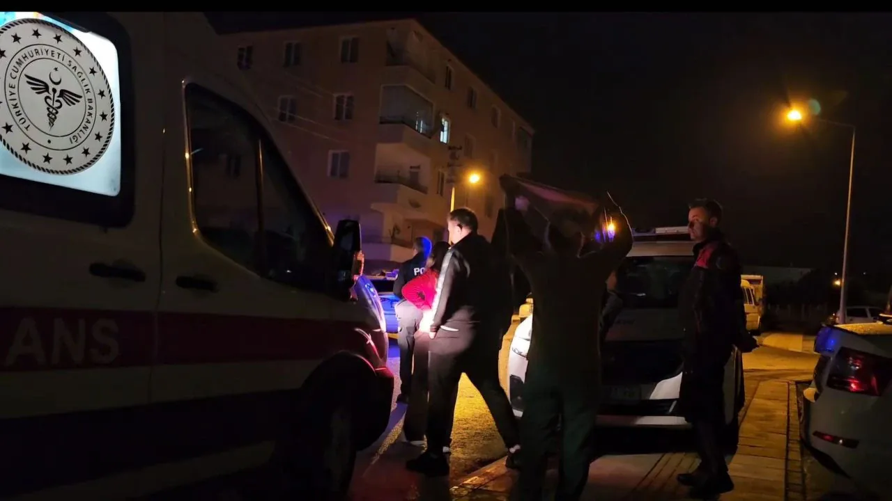 Çorum'da Küfürden Çıkan Kavgada Bıçaklı Saldırı: 1 Yaralı, 1 Gözaltında Çorum'da Küfürden Çıkan Kavgada Bıçaklı Saldırı: 1 Yaralı, 1 Gözaltında