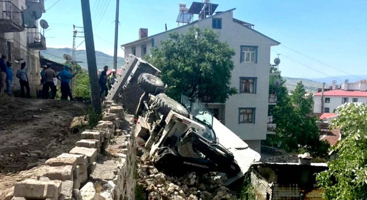 Çemişgezek'te Korkutan Anlar: Doğalgaz Çalışmasında İş Makinesi Devrildi Çemişgezek'te Korkutan Anlar: Doğalgaz Çalışmasında İş Makinesi Devrildi