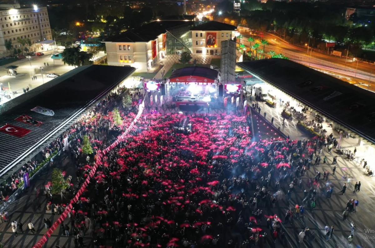 Osmangazi Belediyesi Cumhuriyet Bayramı'nda Unutulmaz Bir Konser Düzenledi Osmangazi Belediyesi Cumhuriyet Bayramı'nda Unutulmaz Bir Konser Düzenledi
