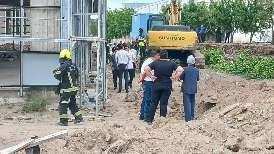 Kayseri'de Bahçe Duvarı Çökmesi Faciası: Kepçe Operatörü Hayatını Kaybetti görseli