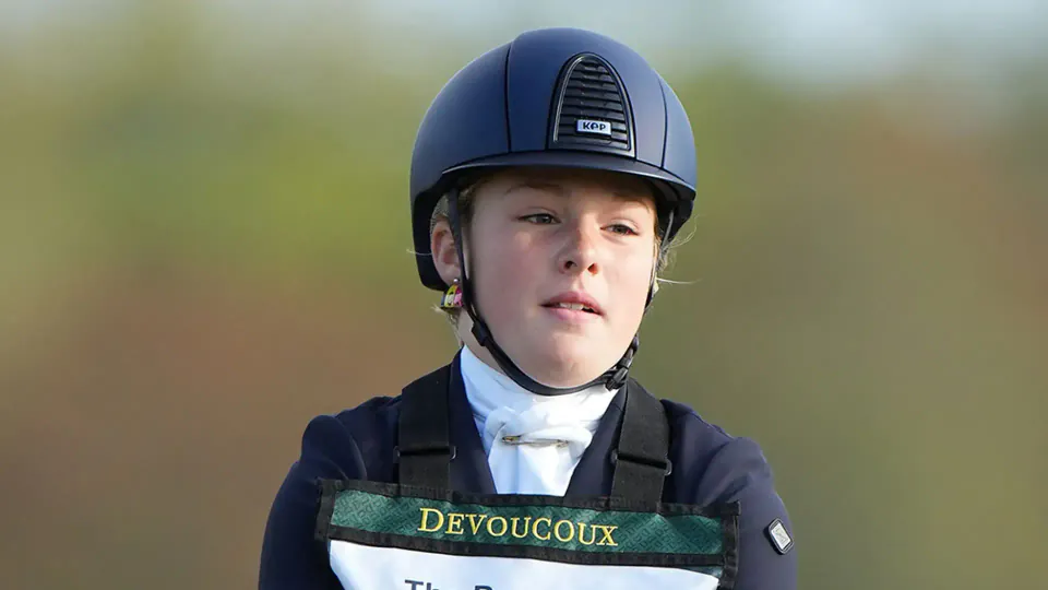 Mia Tindall, Blenheim Palace'de annesi Zara'nın izinden gitti: 12 yaşında at yarışı debutu görseli
