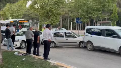 Elazığ'da Zübeyde Hanım Caddesi'nde Zincirleme Kaza: 3 Yaralı