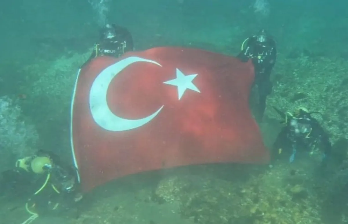 Halfeti'de Dalgıç Polislerden Su Altında Türk Bayrağı Gösterisi Halfeti'de Dalgıç Polislerden Su Altında Türk Bayrağı Gösterisi