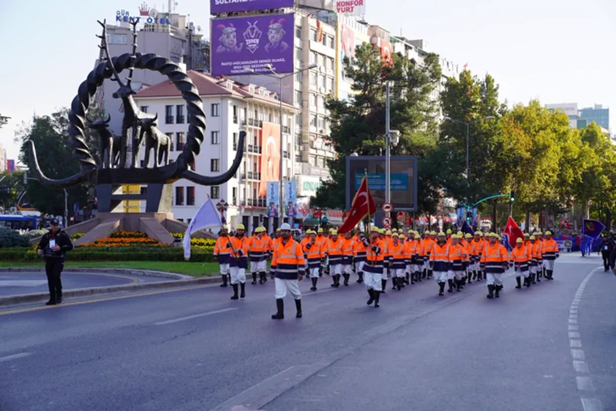 Türkiye Madencilerinin Dayanışma ve Cesaret Örneği Türkiye Madencilerinin Dayanışma ve Cesaret Örneği