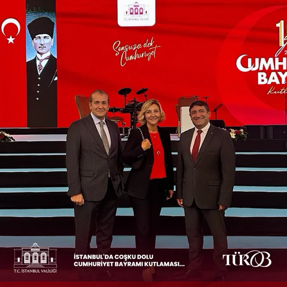 İstanbul 29 Ekim Cumhuriyet Bayramı'nı Coşku İçinde Kutladı İstanbul 29 Ekim Cumhuriyet Bayramı'nı Coşku İçinde Kutladı