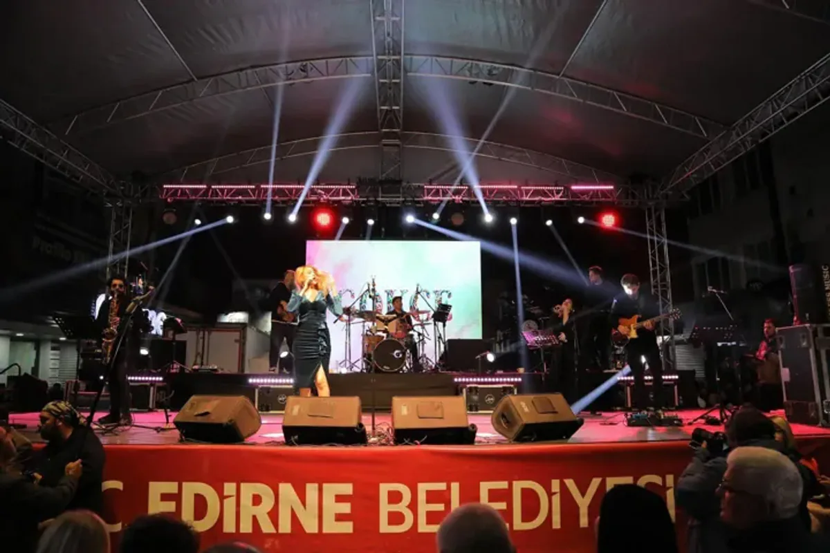Edirne'de Gökçe Konseriyle Cumhuriyet Bayramı Kutlamaları Coşkulu Geçti Edirne'de Gökçe Konseriyle Cumhuriyet Bayramı Kutlamaları Coşkulu Geçti