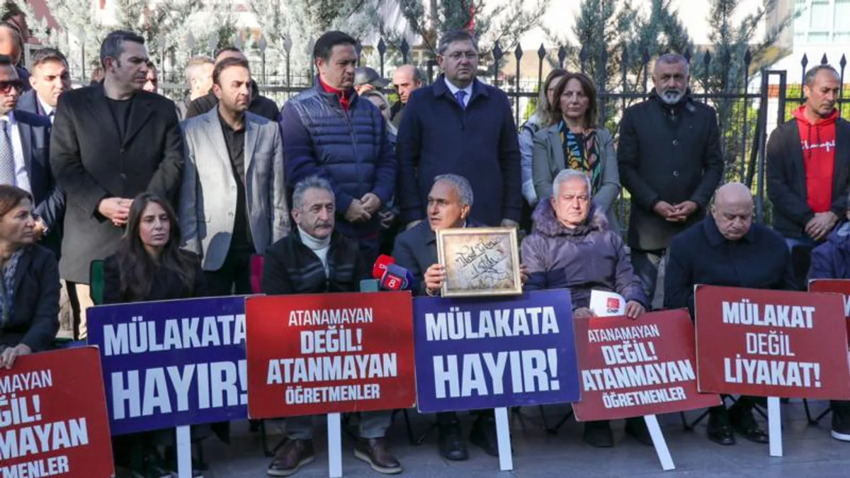 Kamuya atanacak 20 bin öğretmenin seçim süreci tartışmalara yol açıyor Kamuya atanacak 20 bin öğretmenin seçim süreci tartışmalara yol açıyor