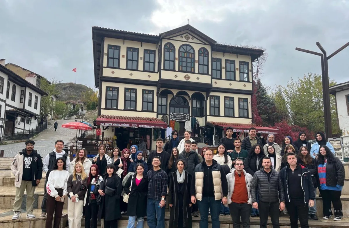 SUBÜ Turizm Fakültesi Öğrencileri Sakarya'nın Tarihi Zenginliklerini Keşfetti SUBÜ Turizm Fakültesi Öğrencileri Sakarya'nın Tarihi Zenginliklerini Keşfetti