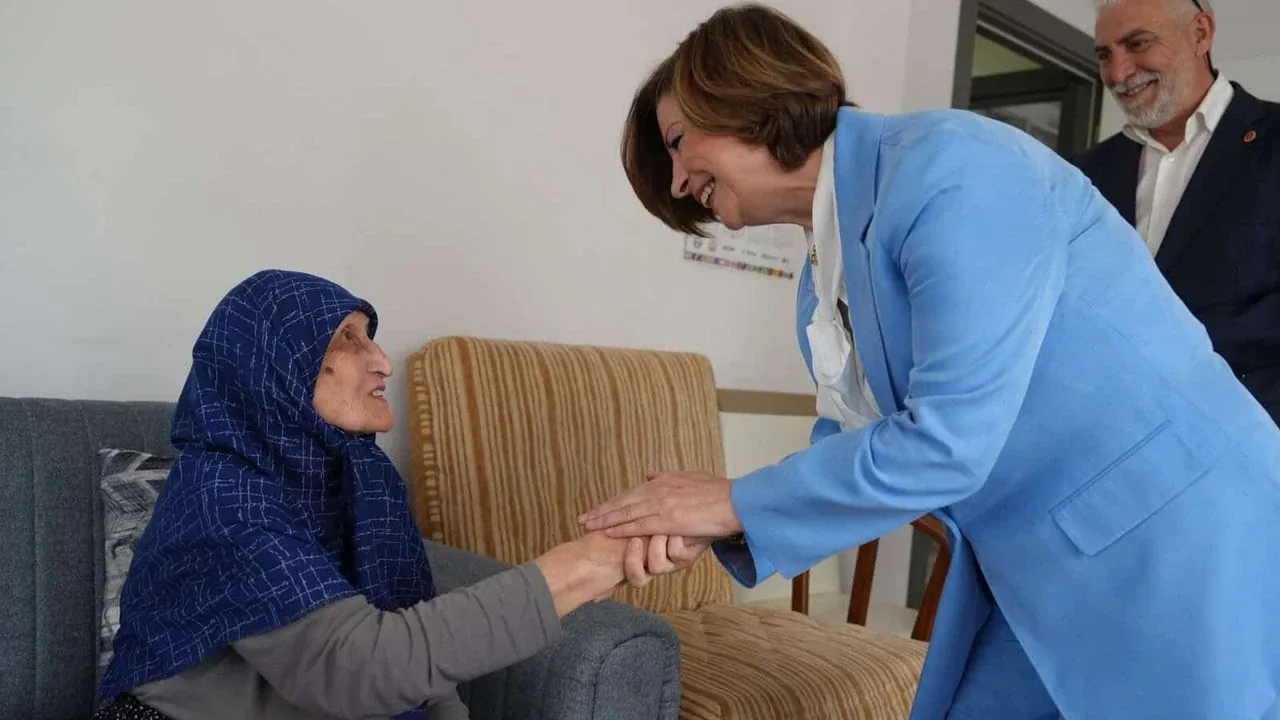 Eskişehir'de Kuşaklararası Köprü: Başkan Ünlüce'den 93 Yıllık Hafızaya Ziyaret Eskişehir'de Kuşaklararası Köprü: Başkan Ünlüce'den 93 Yıllık Hafızaya Ziyaret