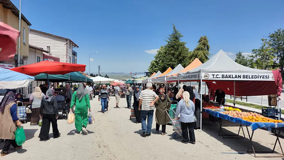 Denizli Baklan'da Pazar Yeri Krizi: Büyükşehir ve İlçe Belediyesi Karşı Karşıya görseli