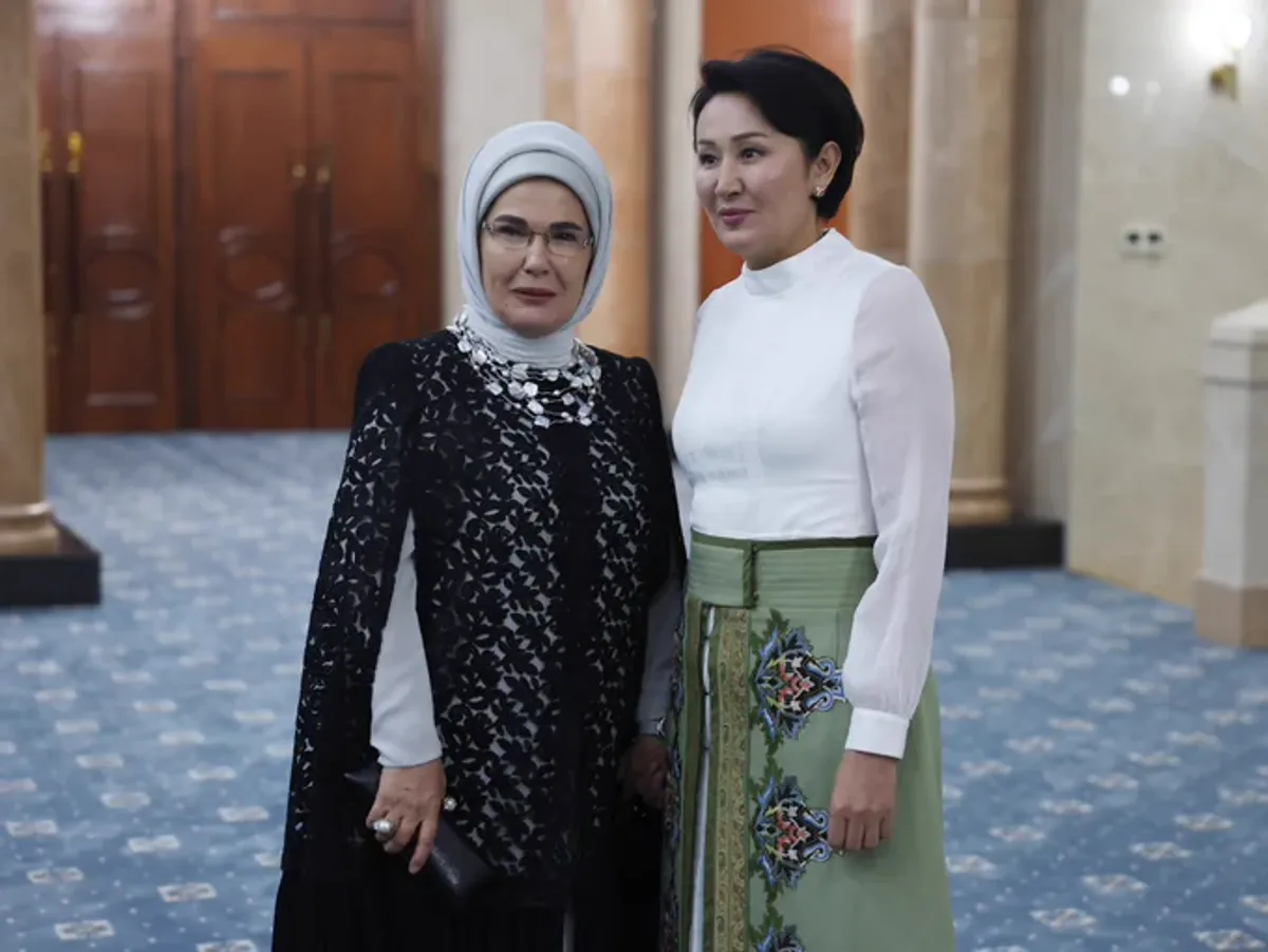 Emine Erdoğan Kırgızistan'da Akşam Yemeğine Katıldı Emine Erdoğan Kırgızistan'da Akşam Yemeğine Katıldı